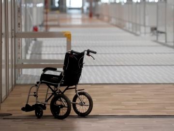 Una silla de ruedas vacía en uno de los pabellones de Ifema Una silla de ruedas vacía en uno de los pabellones de Ifema