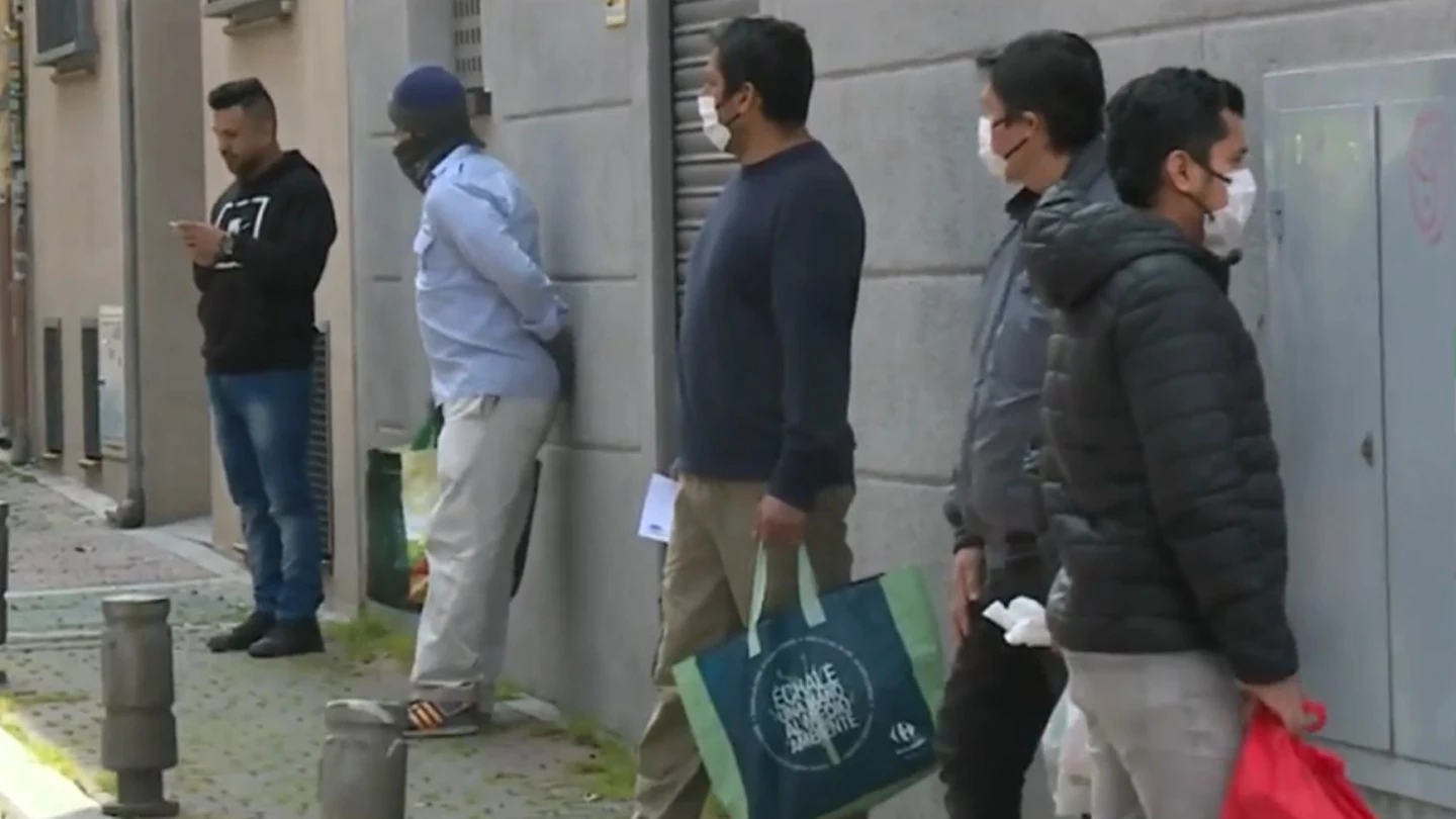 Imagen de personas esperando para recibir alimentos Imagen de personas esperando para recibir alimentos