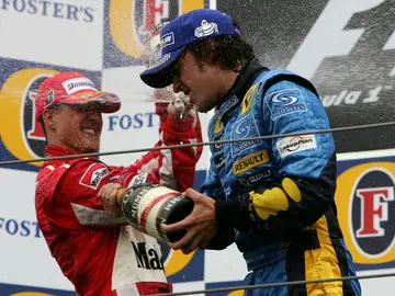Fernando Alonso, con Michael Schumacher en el podio de Imola