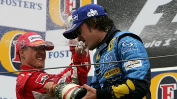 Fernando Alonso, con Michael Schumacher en el podio de Imola