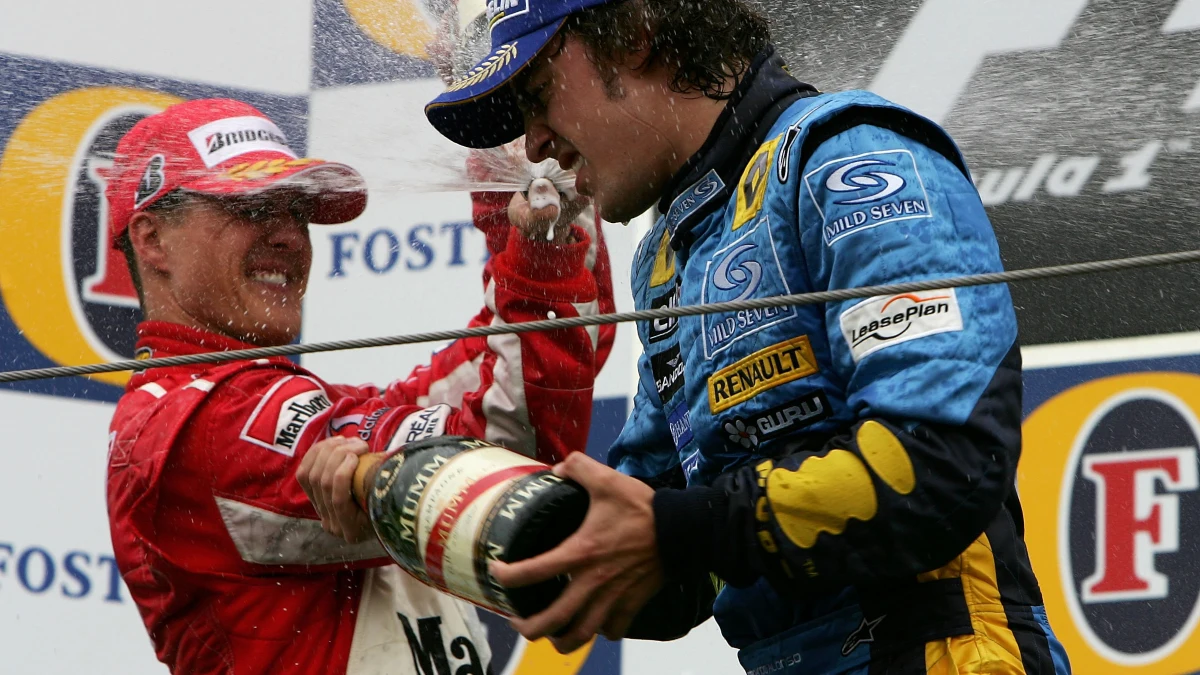 Fernando Alonso, con Michael Schumacher en el podio de Imola