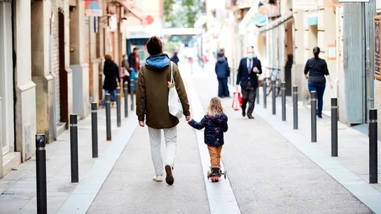 Un hombre y una niña caminan por el barrio de Gracia Un hombre y una niña caminan por el barrio de Gracia