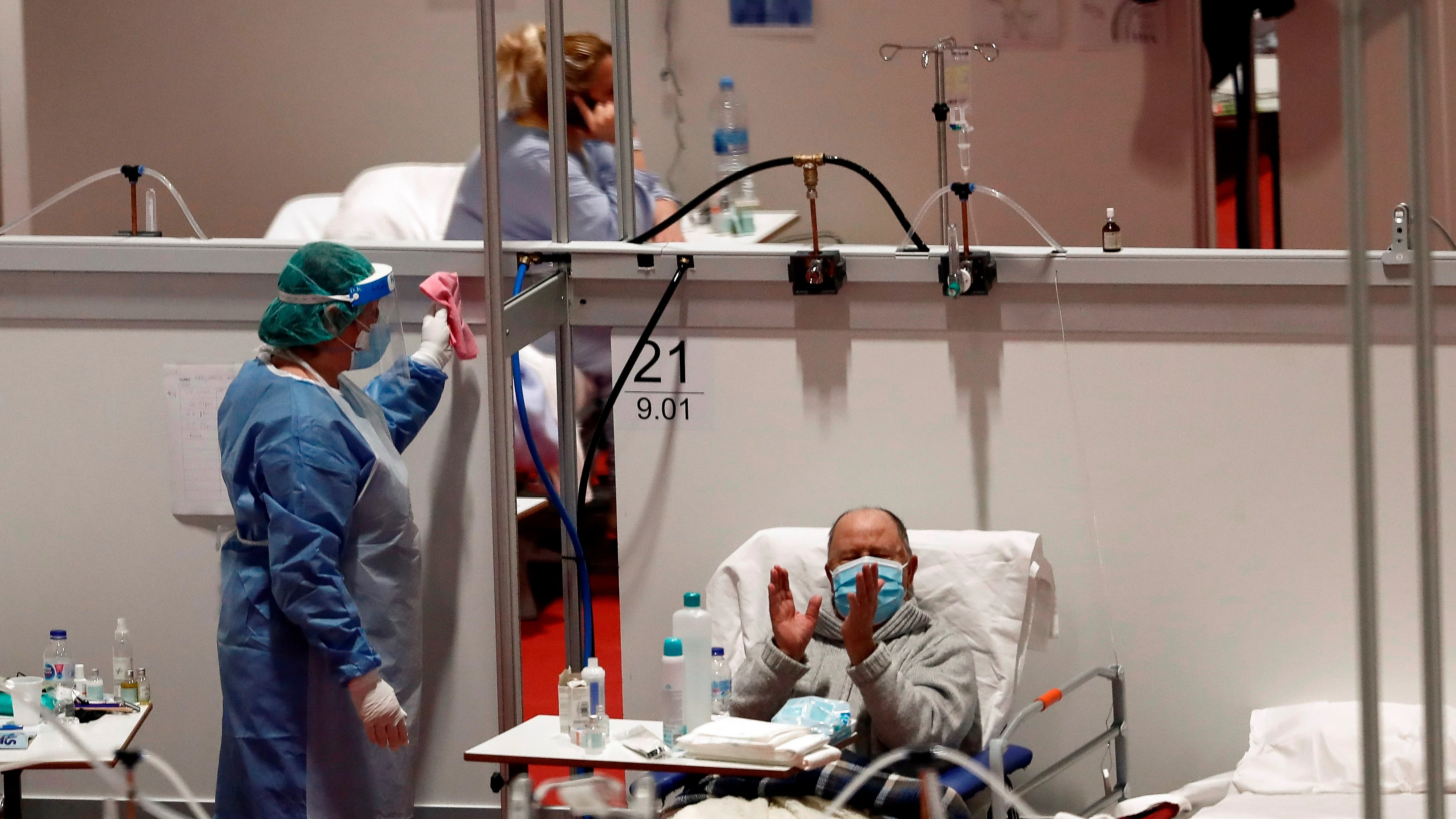 Un paciente del hospital provisional de Ifema aplaude la lectura del Quijote