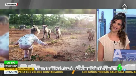 El sorprendente vídeo de una niña de dos años jugando sin miedo con una manada de hienas El sorprendente vídeo de una niña de dos años jugando sin miedo con una manada de hienas