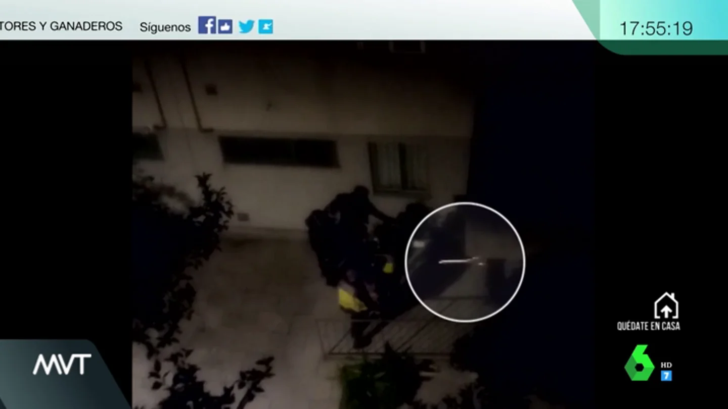 Imagen de unos vecinos con una catana Imagen de unos vecinos con una catana