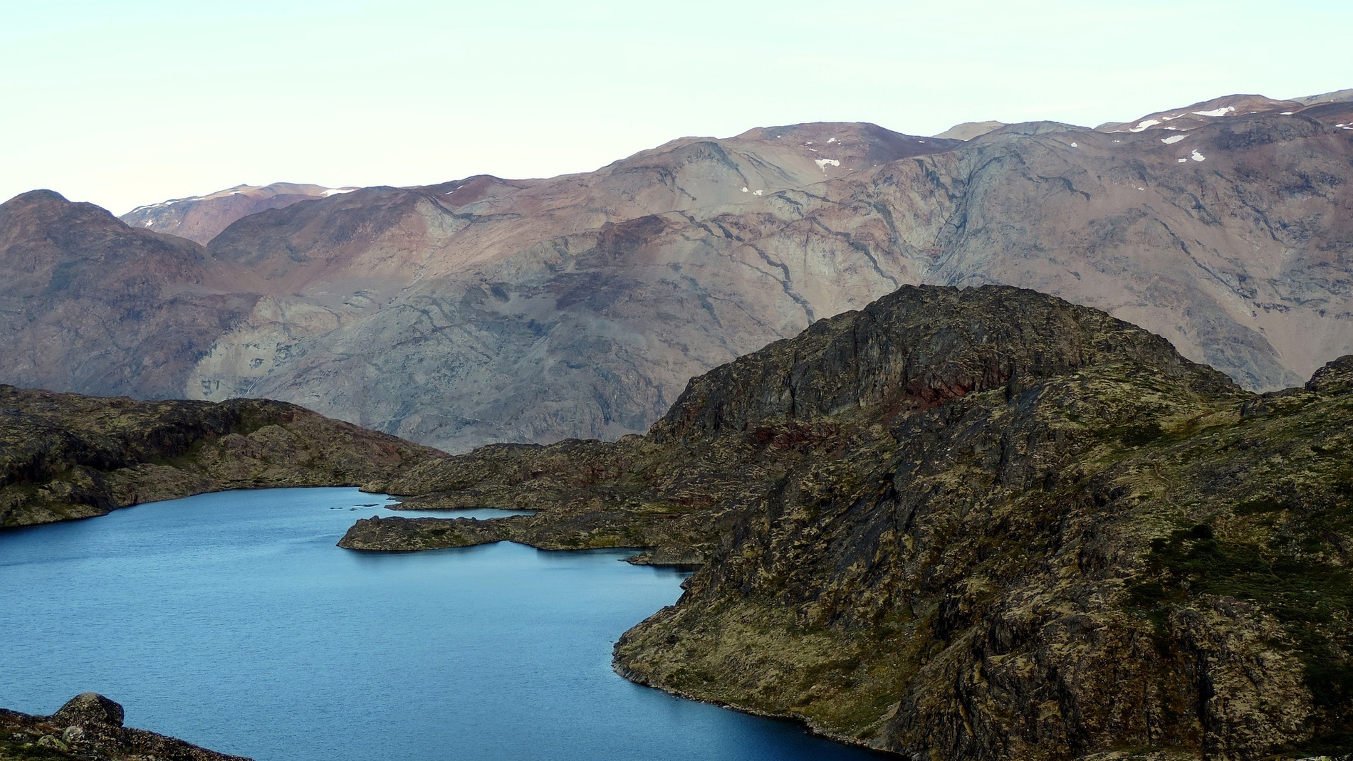 Detectan por primera vez microplasticos en un lago de agua dulce del Artico