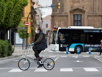 Un ciclista en Málaga durante el estado de alarma Un ciclista en Málaga durante el estado de alarma