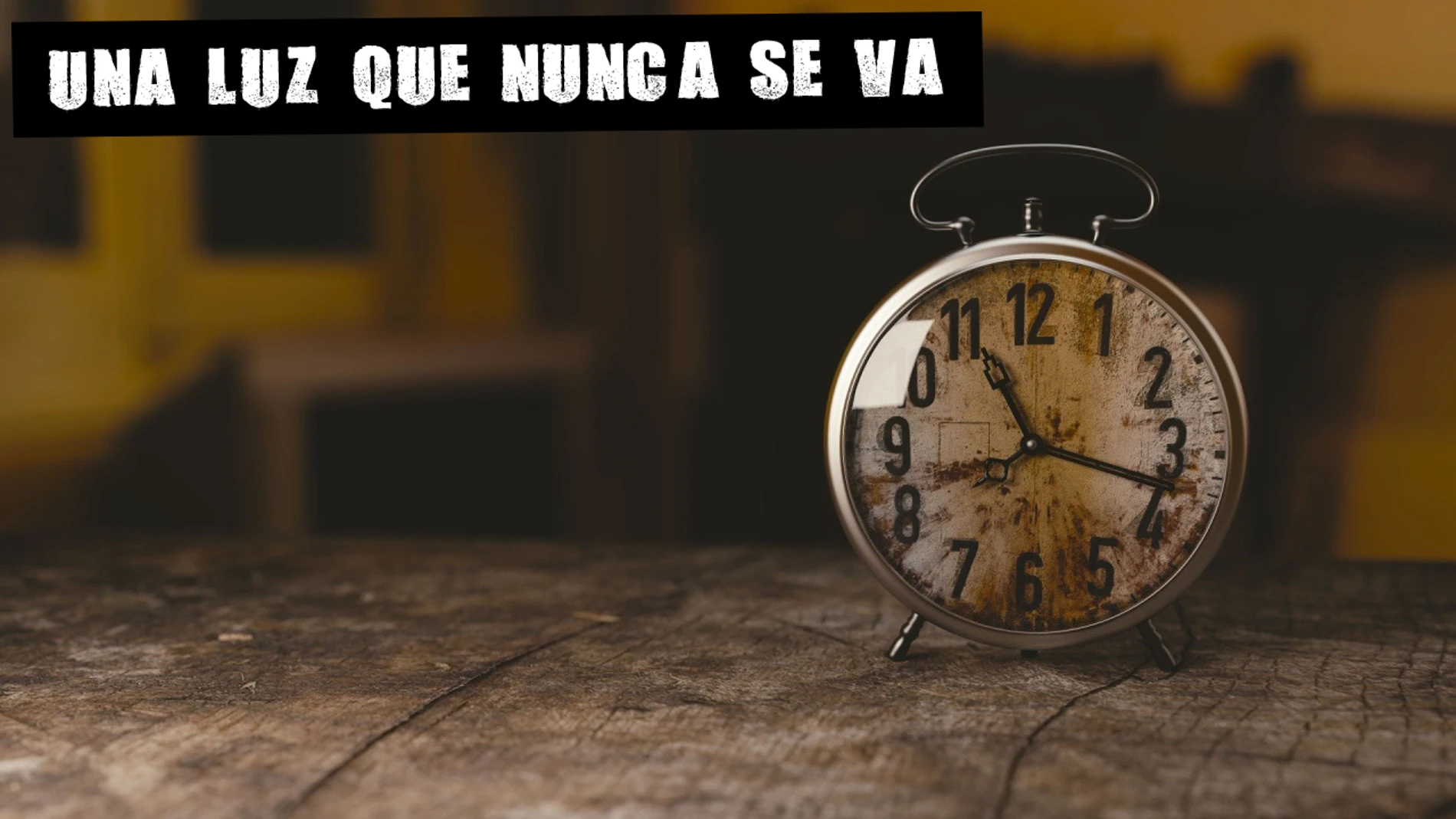 Un reloj sobre la mesa Un reloj sobre la mesa