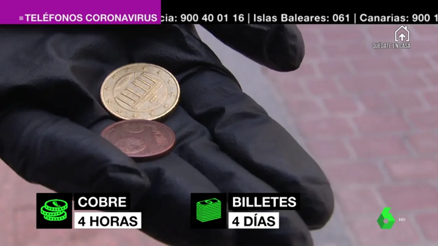 Imagen de una persona que lleva un guante y tiene dinero en metálico Imagen de una persona que lleva un guante y tiene dinero en metálico