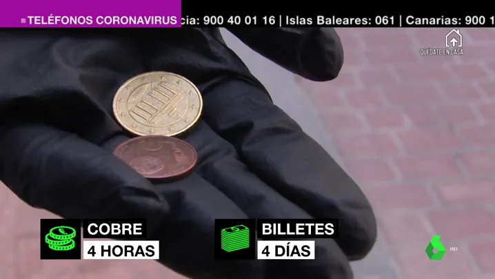 Imagen de una persona que lleva un guante y tiene dinero en metálico