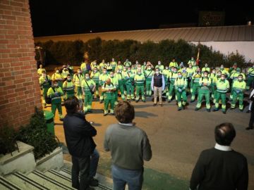 Almeida reparte chocolate con churros en uno de los parques municipales de maquinaria de recogida de residuos Almeida reparte chocolate con churros en uno de los parques municipales de maquinaria de recogida de residuos