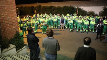 Almeida reparte chocolate con churros en uno de los parques municipales de maquinaria de recogida de residuos