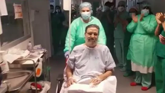 Julio Lumbreras, aplaudido tras recibir el alta Julio Lumbreras, aplaudido tras recibir el alta