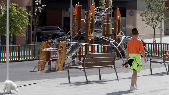 Coronavirus Madrid: Imagen de un niño paseando a su perro Imagen de un niño paseando a su perro