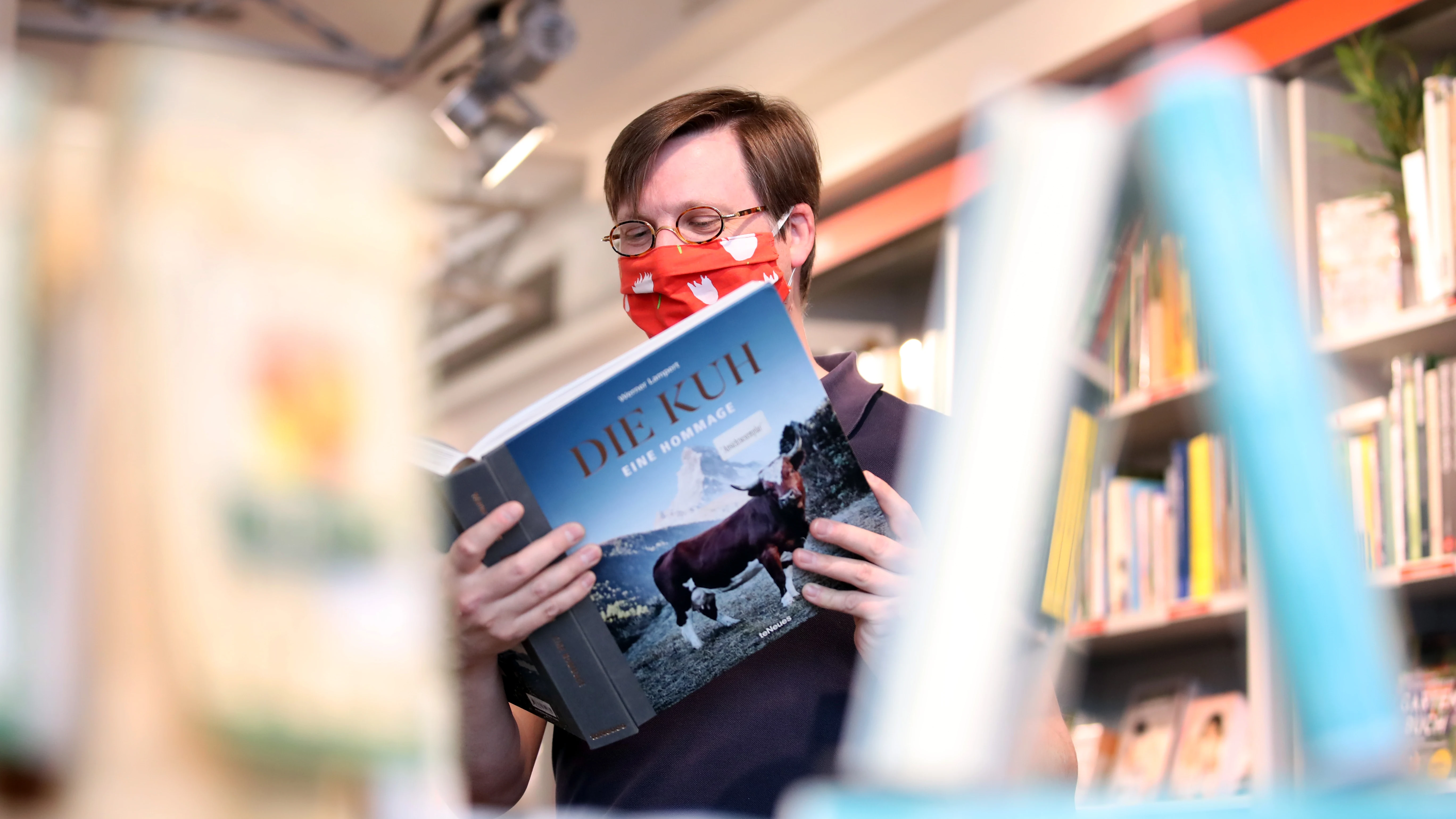 Un ciudadano lee un libro en una biblioteca de Alemania