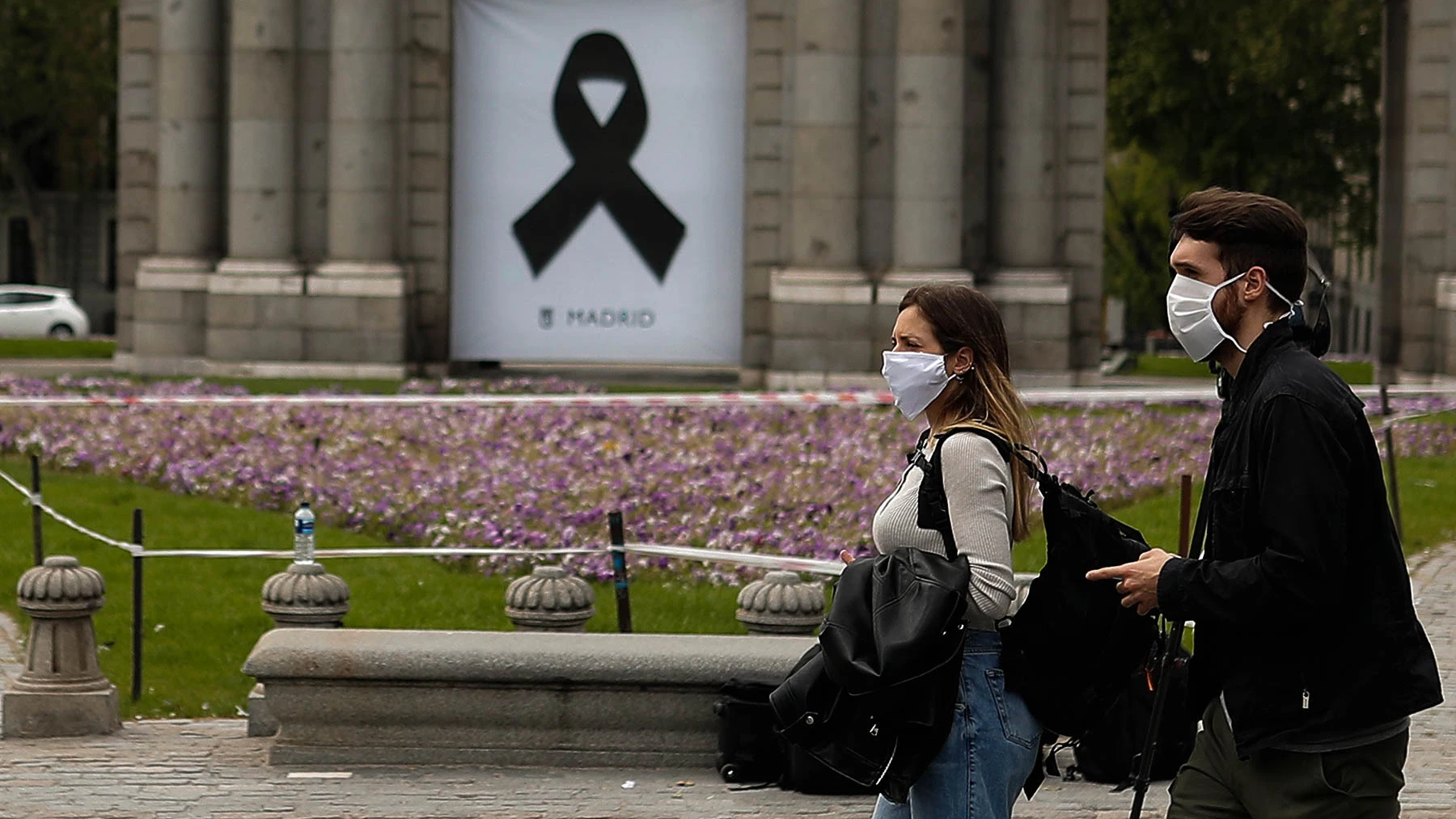 Dos ciudadanos pasean por Madrid