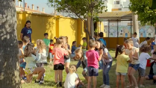 Imatge de nens en un pati d'escola Imatge de nens en un pati d'escola