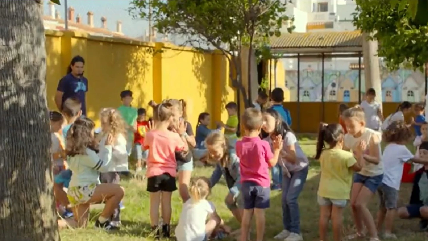 Imatge de nens en un pati d'escola Imatge de nens en un pati d'escola