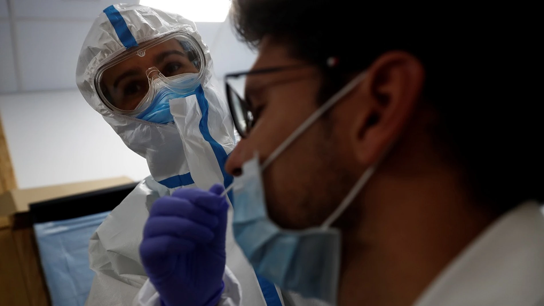 Imagen de un sanitario realizando un test de coroanvirus