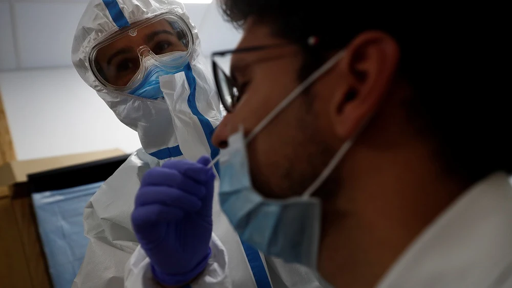 Imagen de un sanitario realizando un test de coroanvirus