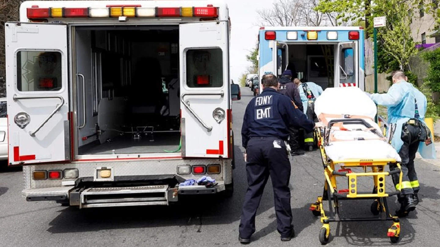 Sanitarios de Nueva York responden a una llamada de un paciente sospechoso de estar infectado con coronavirus en el Bronx Sanitarios de Nueva York responden a una llamada de un paciente sospechoso de estar infectado con coronavirus en el Bronx