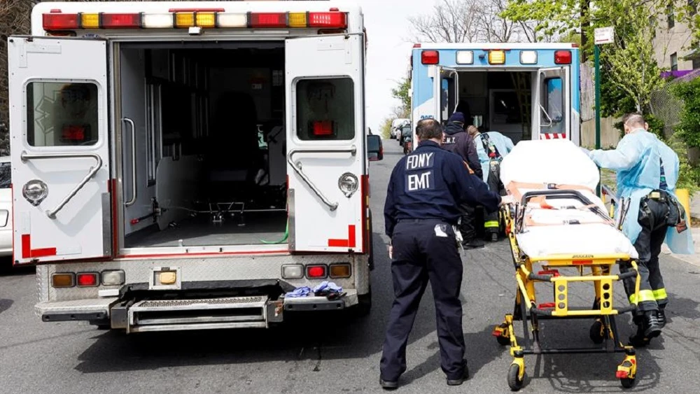 Sanitarios de Nueva York responden a una llamada de un paciente sospechoso de estar infectado con coronavirus en el Bronx