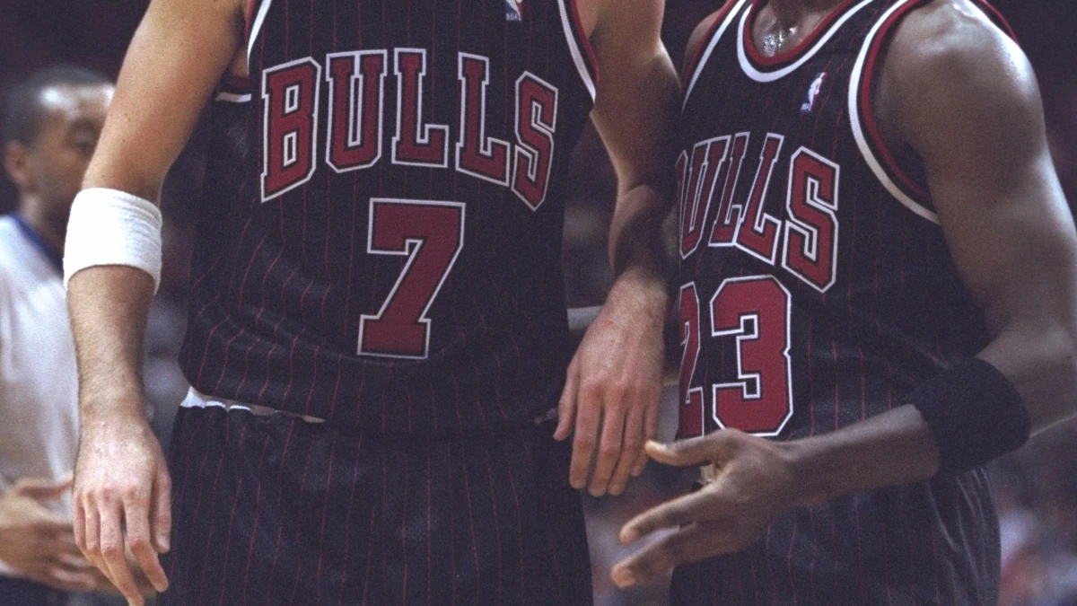 Toni Kukoc, con Michael Jordan