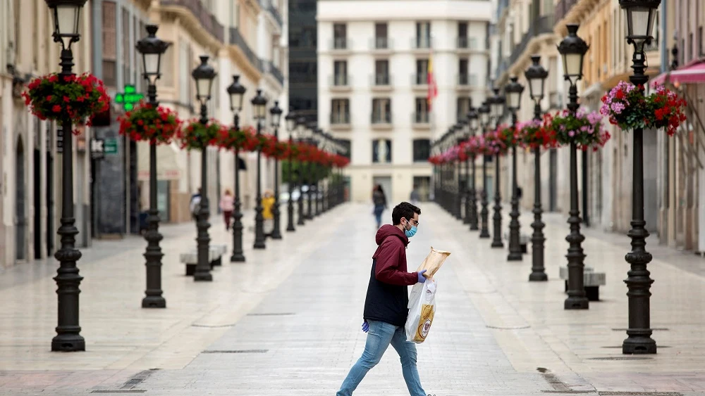 Una persona camina por la calle Larios, en Málaga