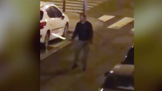 Un hombre porta una catana en Los Remedios (Sevilla) Un hombre porta una catana en Los Remedios (Sevilla)