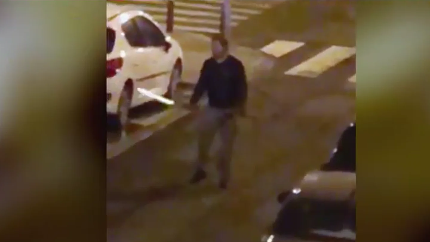 Un hombre porta una catana en Los Remedios (Sevilla) Un hombre porta una catana en Los Remedios (Sevilla)