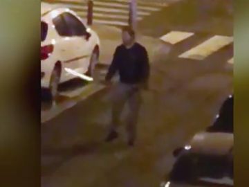 Un hombre porta una catana en Los Remedios (Sevilla) Un hombre porta una catana en Los Remedios (Sevilla)