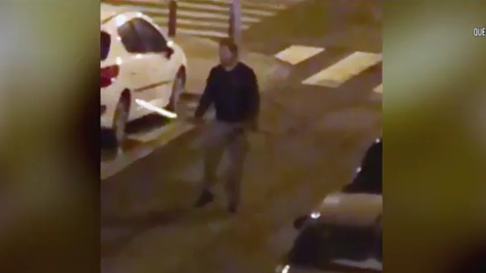 Un hombre porta una catana en Los Remedios (Sevilla) Un hombre porta una catana en Los Remedios (Sevilla)