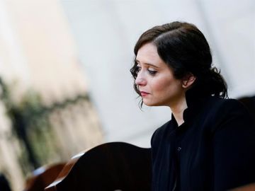 Isabel Diaz Ayuso rompe a llorar en la misa por los fallecidos de COVID-19 Isabel Diaz Ayuso rompe a llorar en la misa por los fallecidos de COVID-19
