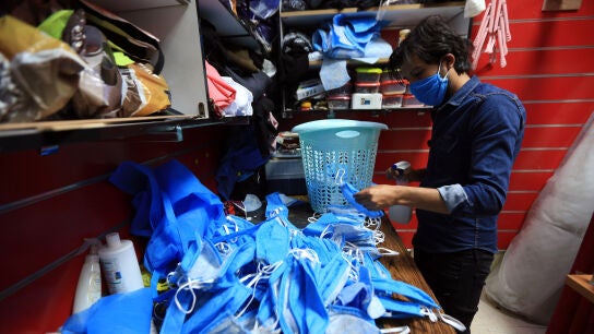 Un hombre fabrica mascarillas