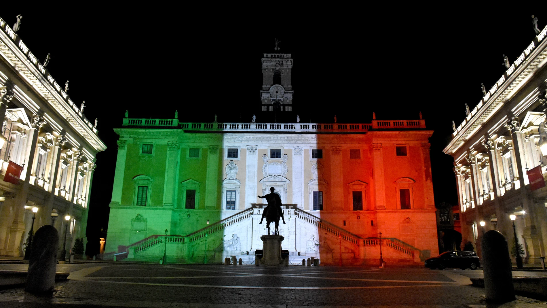 El Ayuntamiento de Roma, iluminado con la bandera italiana