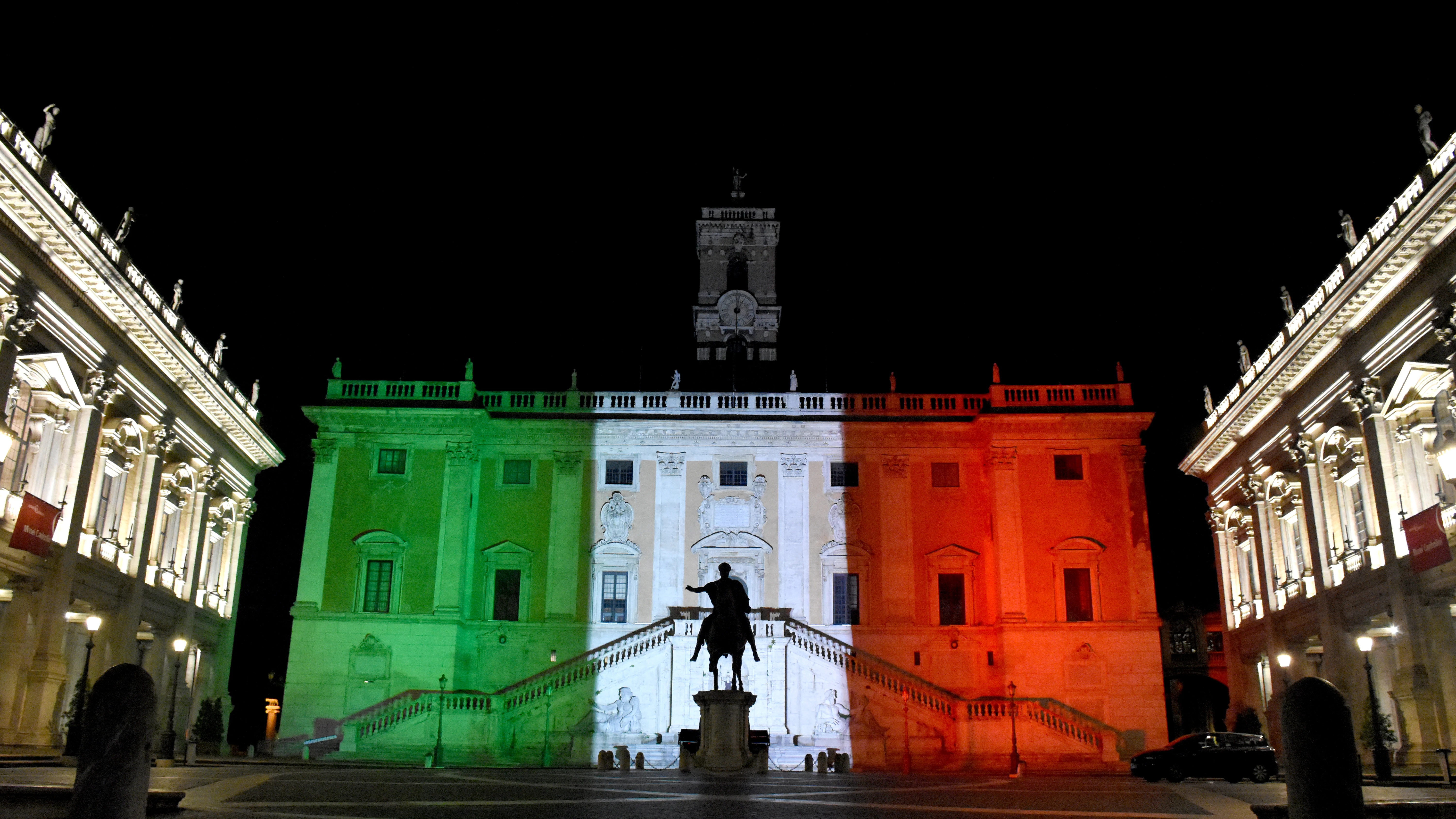 El Ayuntamiento de Roma, iluminado con la bandera italiana