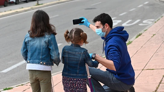 Un hombre se hace una foto con sus hijos Un hombre se hace una foto con sus hijos