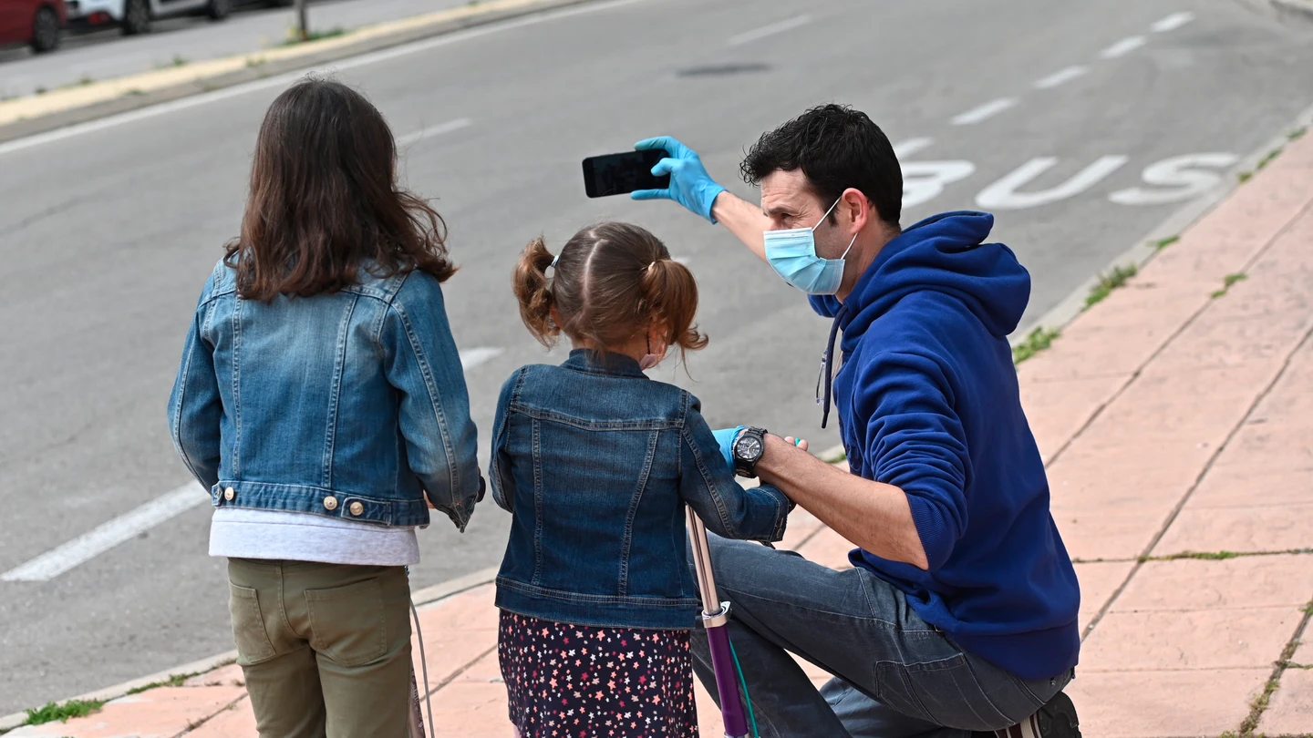 Un hombre se hace una foto con sus hijos Un hombre se hace una foto con sus hijos