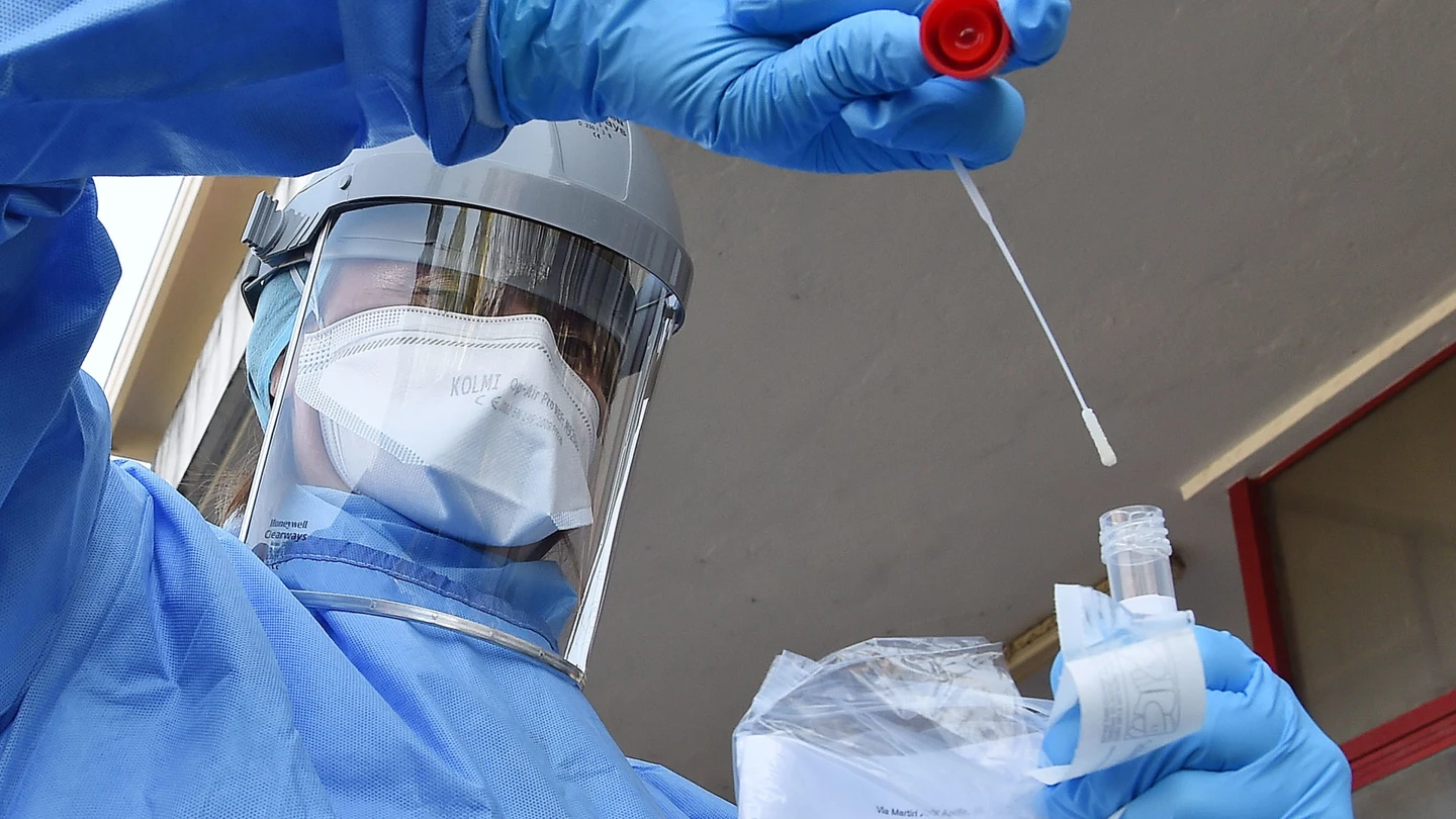 Un sanitario, durante la realización de un test. Un sanitario, durante la realización de un test