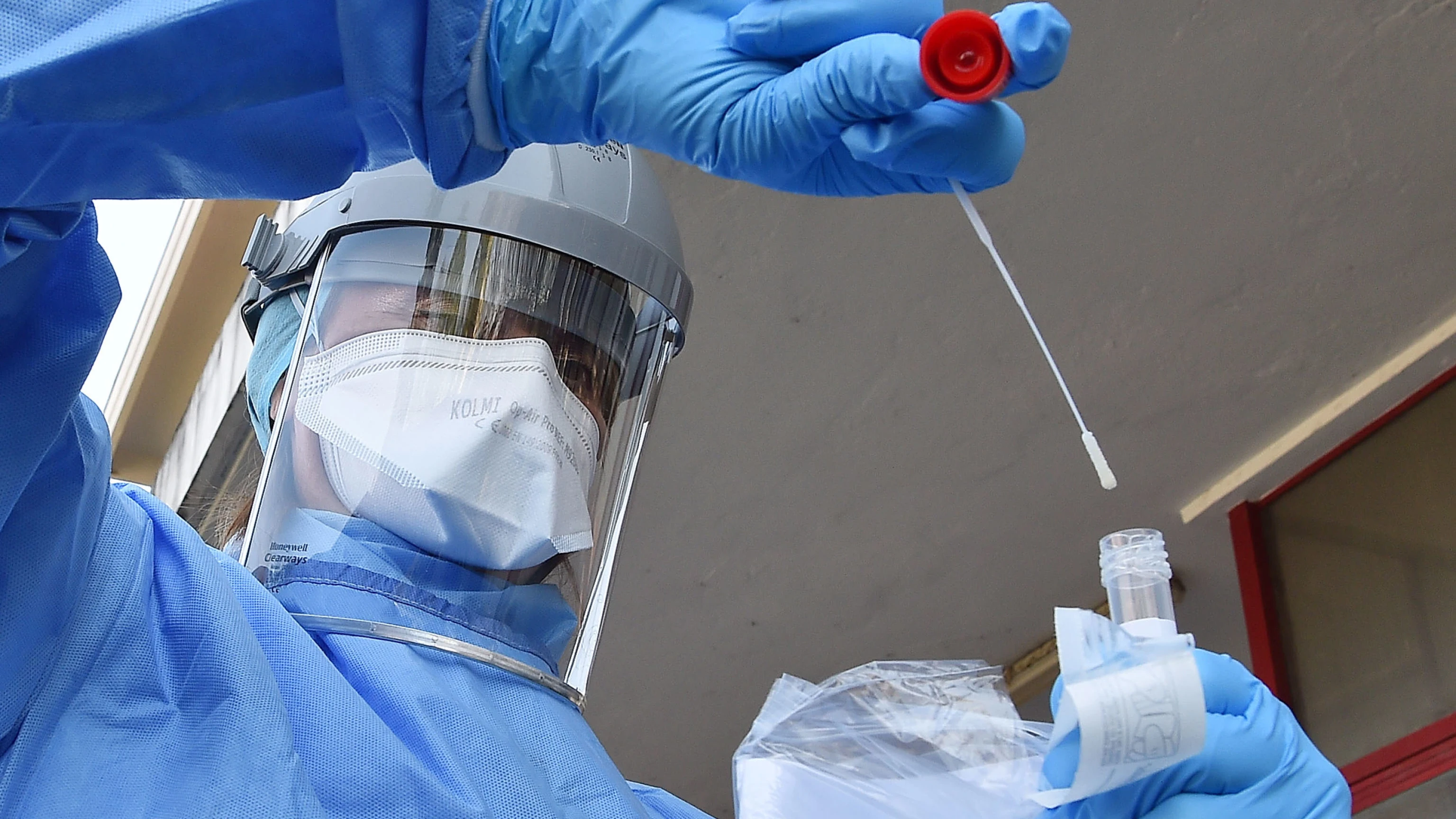 Un sanitario, durante la realización de un test