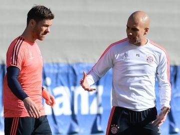 Xabi Alonso y Pep Guardiola Xabi Alonso y Pep Guardiola