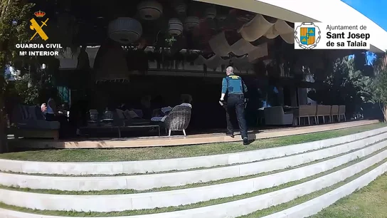 Denunciadas 18 personas por salir a la calle a bailar en Valladolid y otras 18 por acudir a una fiesta privada en Ibiza Denunciadas 18 personas por salir a la calle a bailar en Valladolid y otras 18 por acudir a una fiesta privada en Ibiza