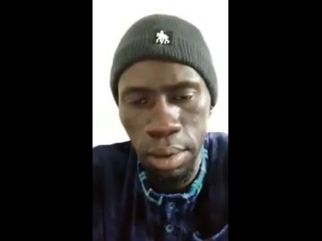 Un temporero y migrante afea a los votantes de Vox que no acuden al campo para que recoger la fruta. Un temporero y migrante afea a los votantes de Vox que no acuden al campo para que recoger la fruta.