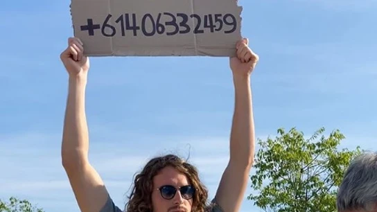 Stefanos Tsitsipas, mostrando el número de Nick Kyrgios Stefanos Tsitsipas, mostrando el número de Nick Kyrgios