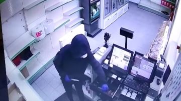 Los ladrones atracaban a los empleados de los establecimientos con cuchillos jamoneros.