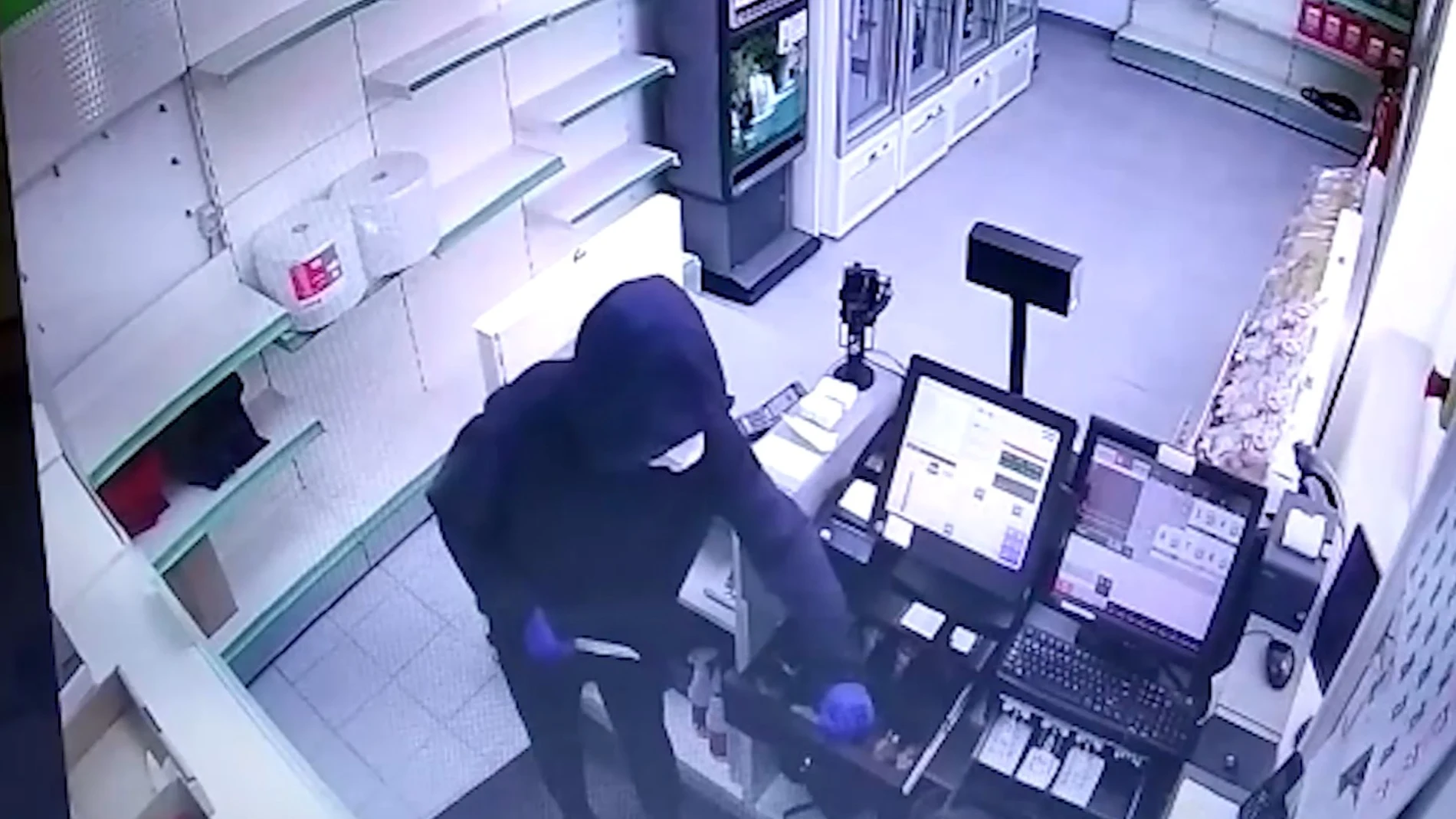 Los ladrones atracaban a los empleados de los establecimientos con cuchillos jamoneros.