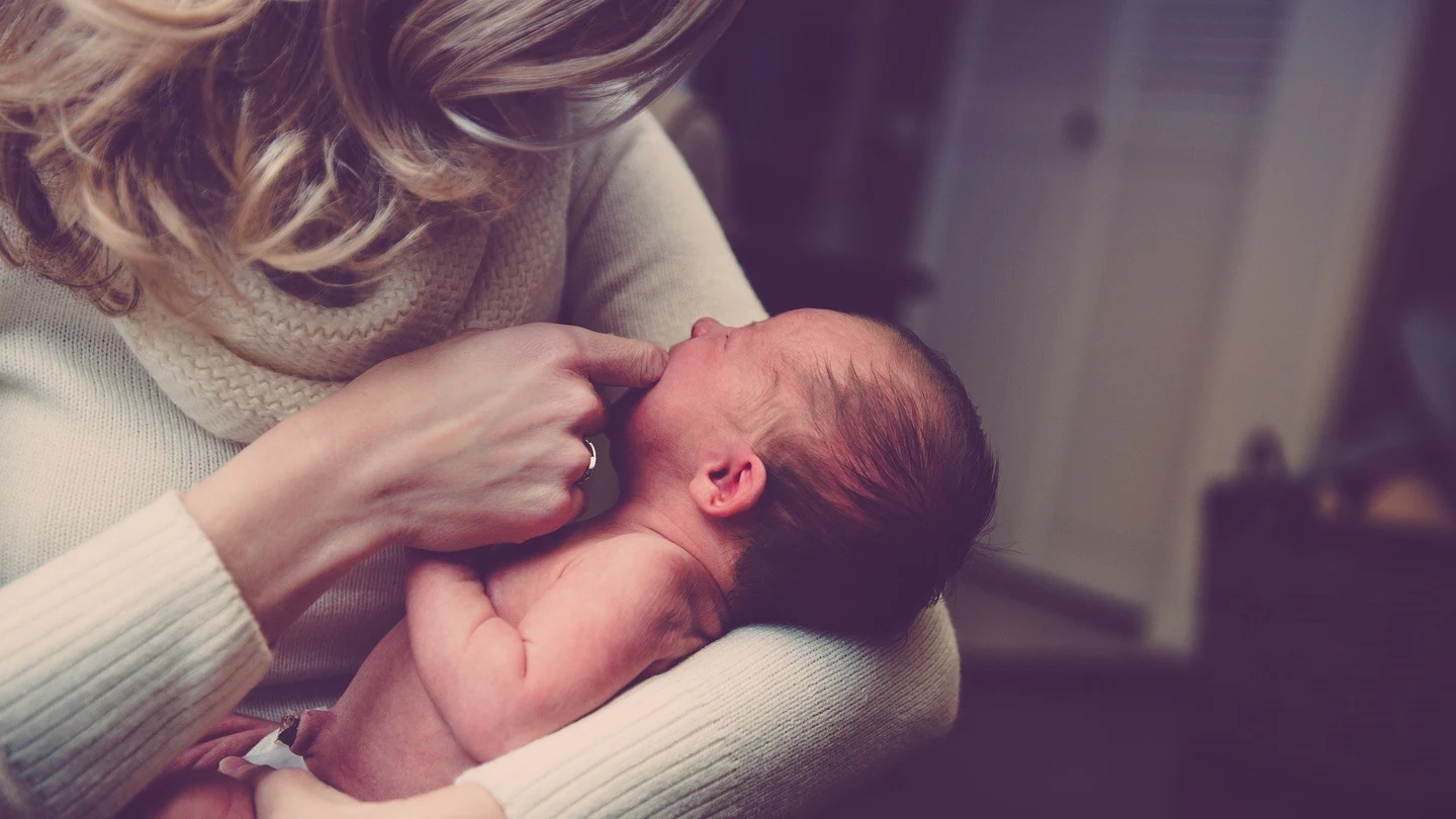 Imagen de archivo de una madre con su hijo recién nacido. Imagen de archivo de una madre con su hijo recién nacido.