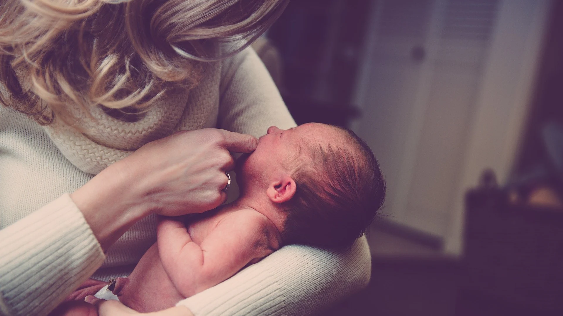 Imagen de archivo de una madre con su hijo recién nacido. 