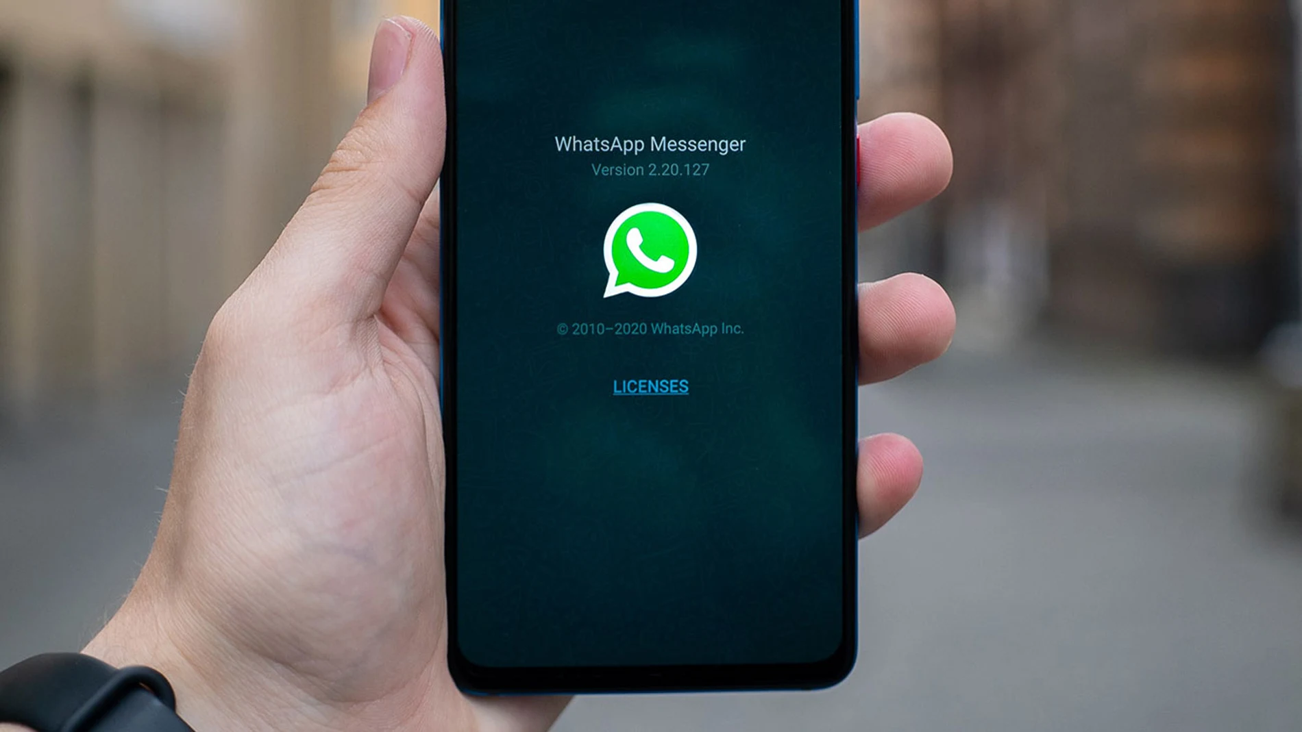 Un móvil con WhatsApp