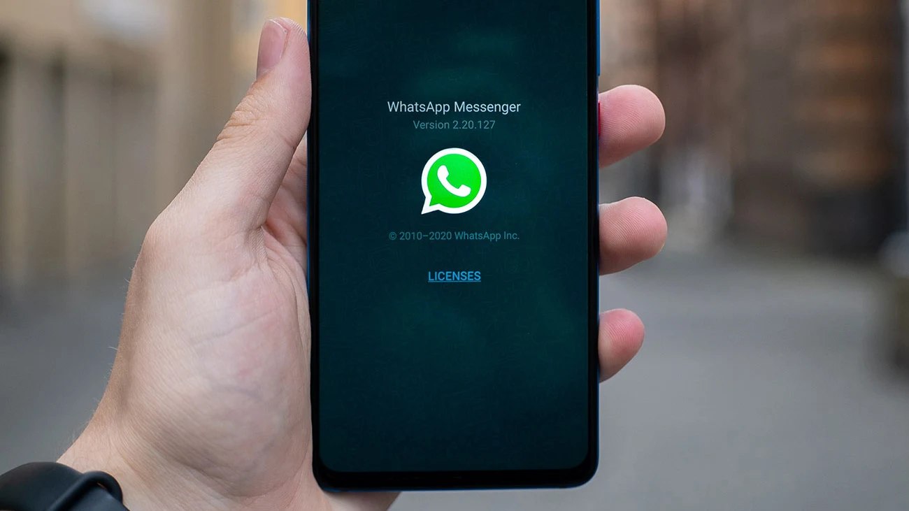 Un móvil con WhatsApp